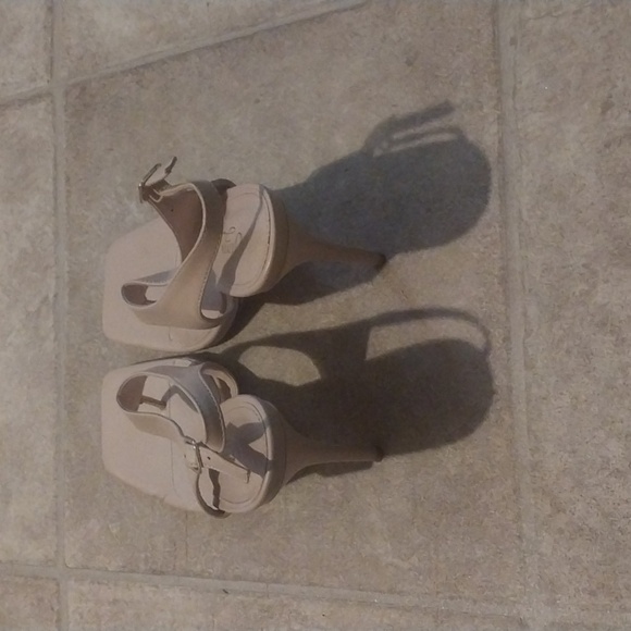 Olivia Ferragamo Between Toe Nude Heels Size 7 1/2 - Picture 3 of 9